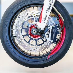Sortie de l’imaginaire d’un mécanicien un peu fou, les motos électriques Olivier sont une première mondiale sur bien des plans. Que ce soit par leurs moteurs intégrant une boîte à vitesse ainsi qu’un embrayage, ou par leurs batteries refroidies par immersion d’huile, les motos Olivier ne ressemblent à aucun modèle de moto électrique actuellement sur le marché. OLIVIER A CRÉÉ LA S222