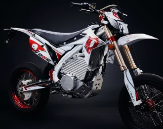 olivier motor co motos électriques s222 suisse fabricant et revendeur Sortie de l’imaginaire d’un mécanicien un peu fou, les motos électriques Olivier sont une première mondiale sur bien des plans. Que ce soit par leurs moteurs intégrant une boîte à vitesse ainsi qu’un embrayage, ou par leurs batteries refroidies par immersion d’huile, les motos Olivier ne ressemblent à aucun modèle de moto électrique actuellement sur le marché. OLIVIER A CRÉÉ LA S222