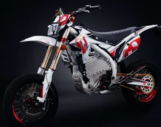 olivier motor co motos électriques s222 suisse fabricant et revendeur Sortie de l’imaginaire d’un mécanicien un peu fou, les motos électriques Olivier sont une première mondiale sur bien des plans. Que ce soit par leurs moteurs intégrant une boîte à vitesse ainsi qu’un embrayage, ou par leurs batteries refroidies par immersion d’huile, les motos Olivier ne ressemblent à aucun modèle de moto électrique actuellement sur le marché. OLIVIER A CRÉÉ LA S222