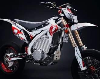olivier motor co motos électriques s222 suisse fabricant et revendeur Sortie de l’imaginaire d’un mécanicien un peu fou, les motos électriques Olivier sont une première mondiale sur bien des plans. Que ce soit par leurs moteurs intégrant une boîte à vitesse ainsi qu’un embrayage, ou par leurs batteries refroidies par immersion d’huile, les motos Olivier ne ressemblent à aucun modèle de moto électrique actuellement sur le marché. OLIVIER A CRÉÉ LA S222