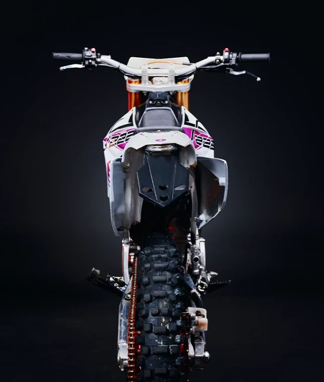 olivier motor co motos électriques s222 suisse fabricant et revendeur Sortie de l’imaginaire d’un mécanicien un peu fou, les motos électriques
Olivier sont une première mondiale sur bien des plans. Que ce soit par leurs
moteurs intégrant une boîte à vitesse ainsi qu’un embrayage, ou par leurs
batteries refroidies par immersion d’huile, les motos Olivier ne ressemblent à
aucun modèle de moto électrique actuellement sur le marché. OLIVIER A CRÉÉ LA S222