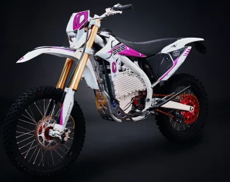olivier motor co motos électriques s222 suisse fabricant et revendeur Sortie de l’imaginaire d’un mécanicien un peu fou, les motos électriques Olivier sont une première mondiale sur bien des plans. Que ce soit par leurs moteurs intégrant une boîte à vitesse ainsi qu’un embrayage, ou par leurs batteries refroidies par immersion d’huile, les motos Olivier ne ressemblent à aucun modèle de moto électrique actuellement sur le marché. OLIVIER A CRÉÉ LA S222