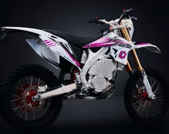 olivier motor co motos électriques s222 suisse fabricant et revendeur Sortie de l’imaginaire d’un mécanicien un peu fou, les motos électriques Olivier sont une première mondiale sur bien des plans. Que ce soit par leurs moteurs intégrant une boîte à vitesse ainsi qu’un embrayage, ou par leurs batteries refroidies par immersion d’huile, les motos Olivier ne ressemblent à aucun modèle de moto électrique actuellement sur le marché. OLIVIER A CRÉÉ LA S222